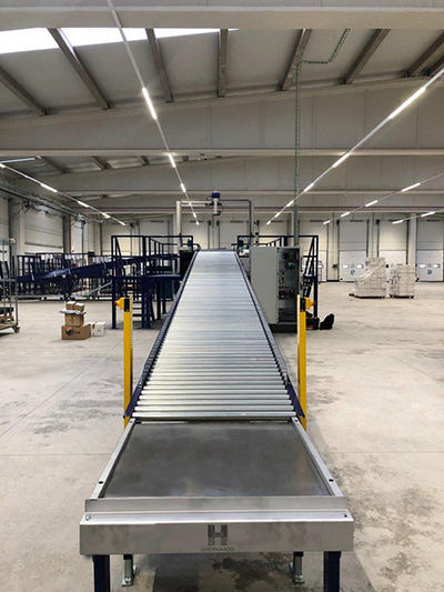 Los paquetes son introducidos de forma manual en el transportador y conducidos hasta el m&oacute;dulo de captura de datos, para ser clasificados