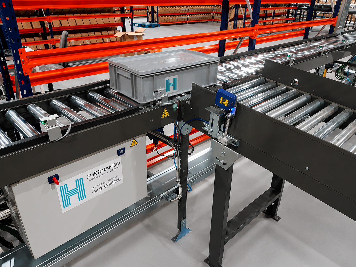 Transportador de rodillos industrial para log&iacute;stica farmac&eacute;utica, dise&ntilde;ado para el desplazamiento automatizado de cubetas y cargas en laboratorios, almacenes farmac&eacute;uticos y centros de distribuci&oacute;n. Soluci&oacute;n de material handling para mejorar la eficiencia, trazabilidad y seguridad en procesos intralog&iacute;sticos del sector pharma